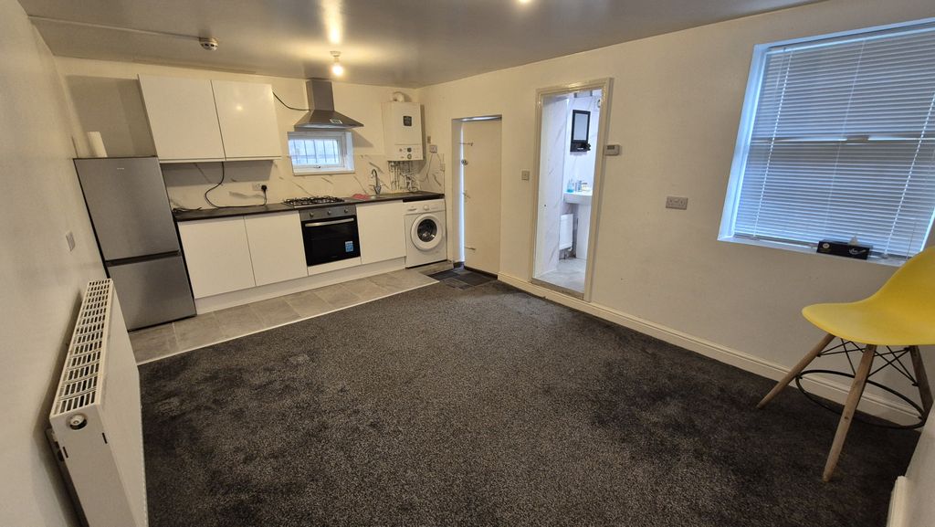 Property photo 1 of 8 Osborne Road