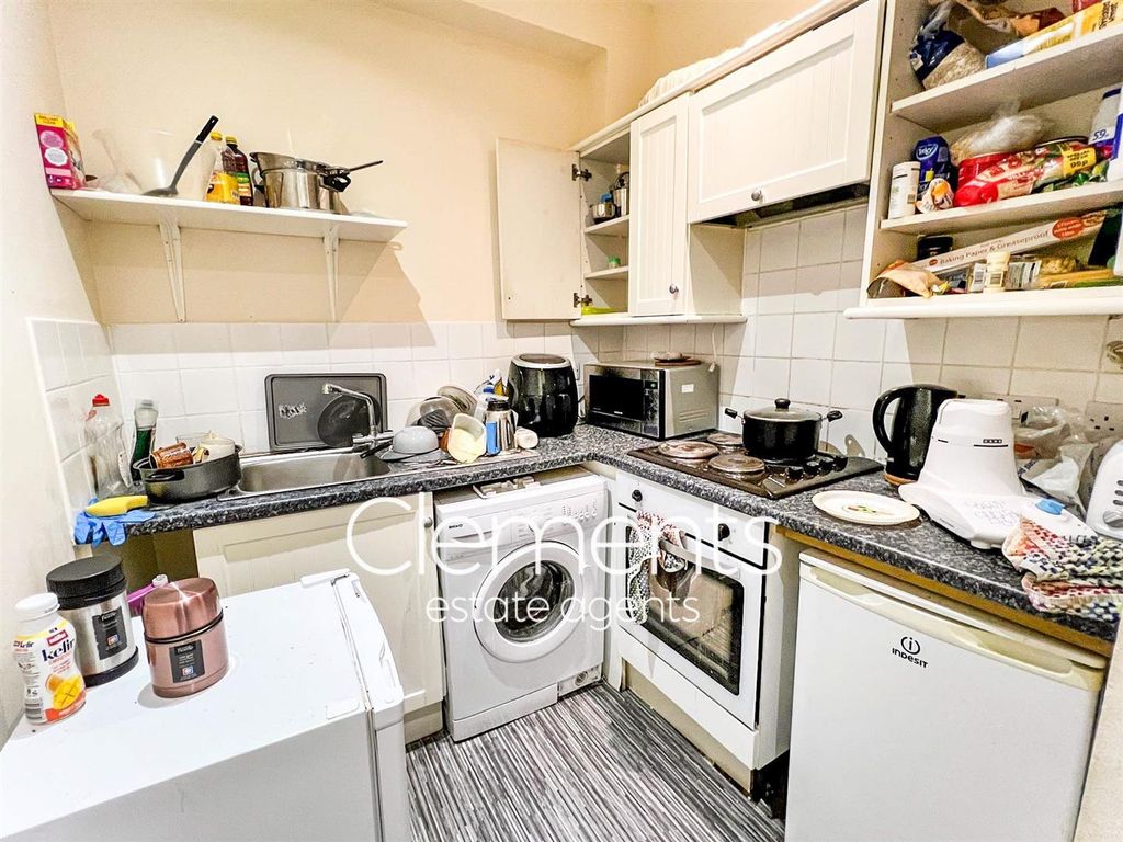 Property photo 3 of 10 Kitchen
