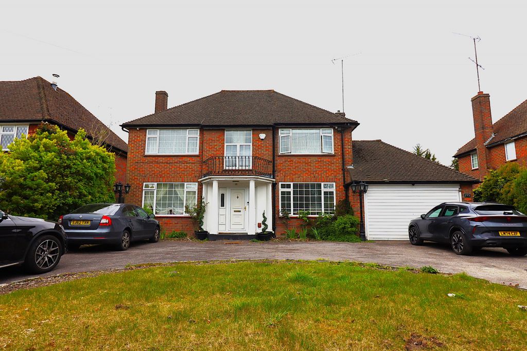 Property photo 1 of 30 Prestigious Four-Bedroom Detached Residence On Old Bedford Road