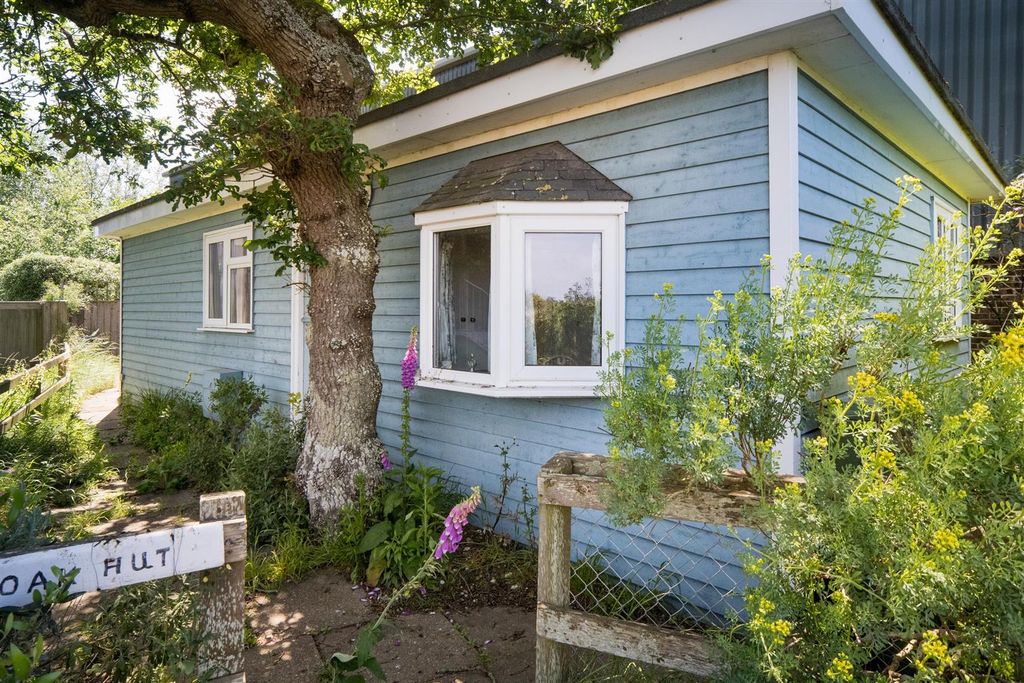 Property photo 2 of 17 Oak Hut