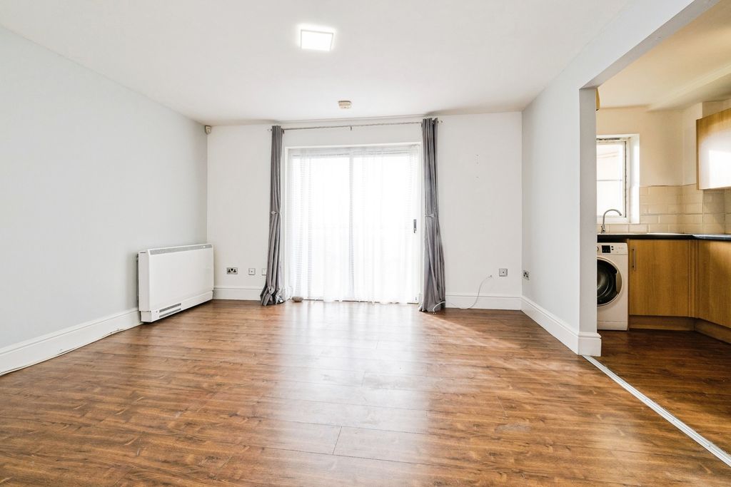 Property photo 2 of 17 Lounge