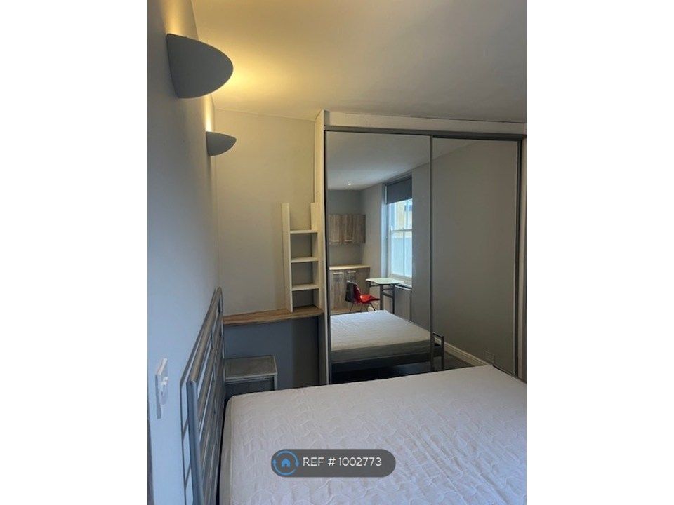 Property photo 1 of 18 Room 3