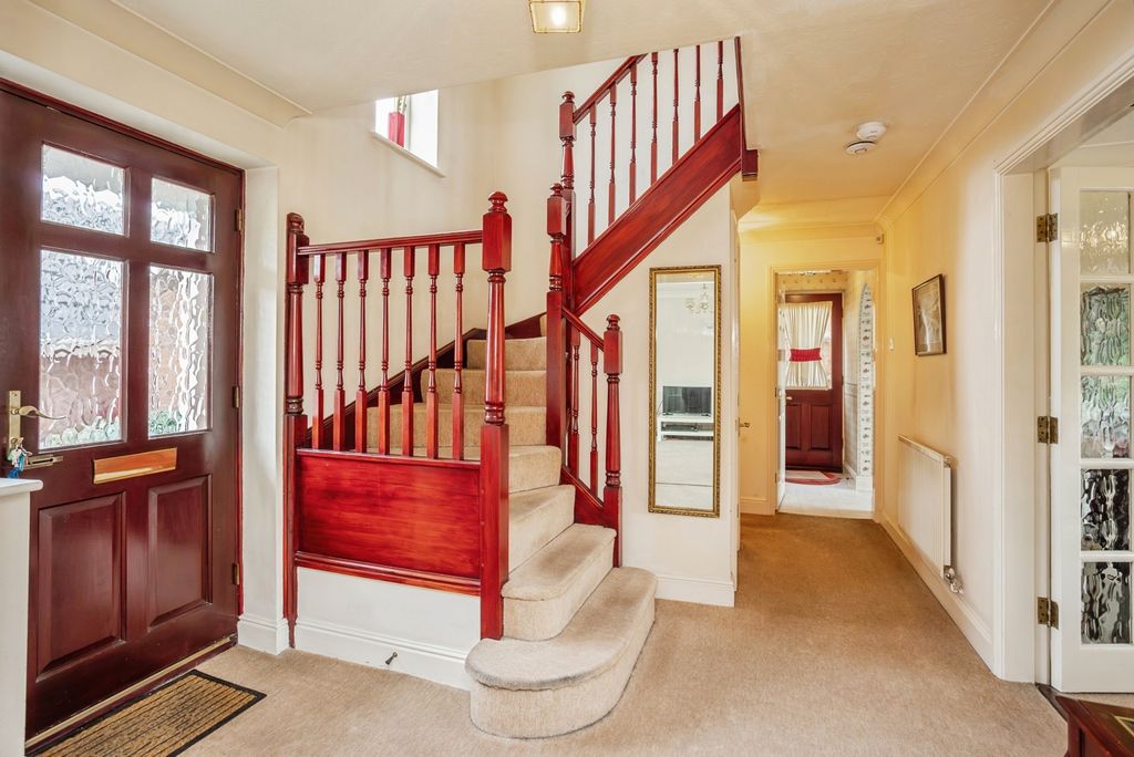 Property photo 3 of 16 Entrance Hall