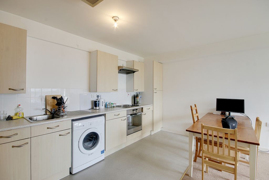 Property photo 3 of 10 Kitchen