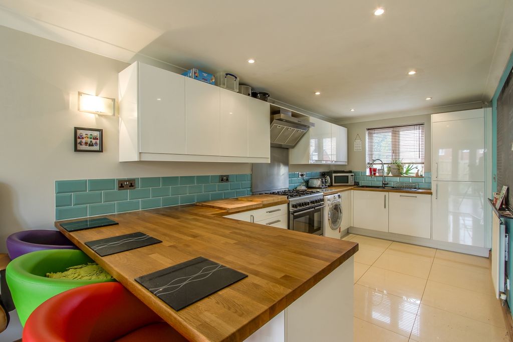 Property photo 3 of 18 Kitchen