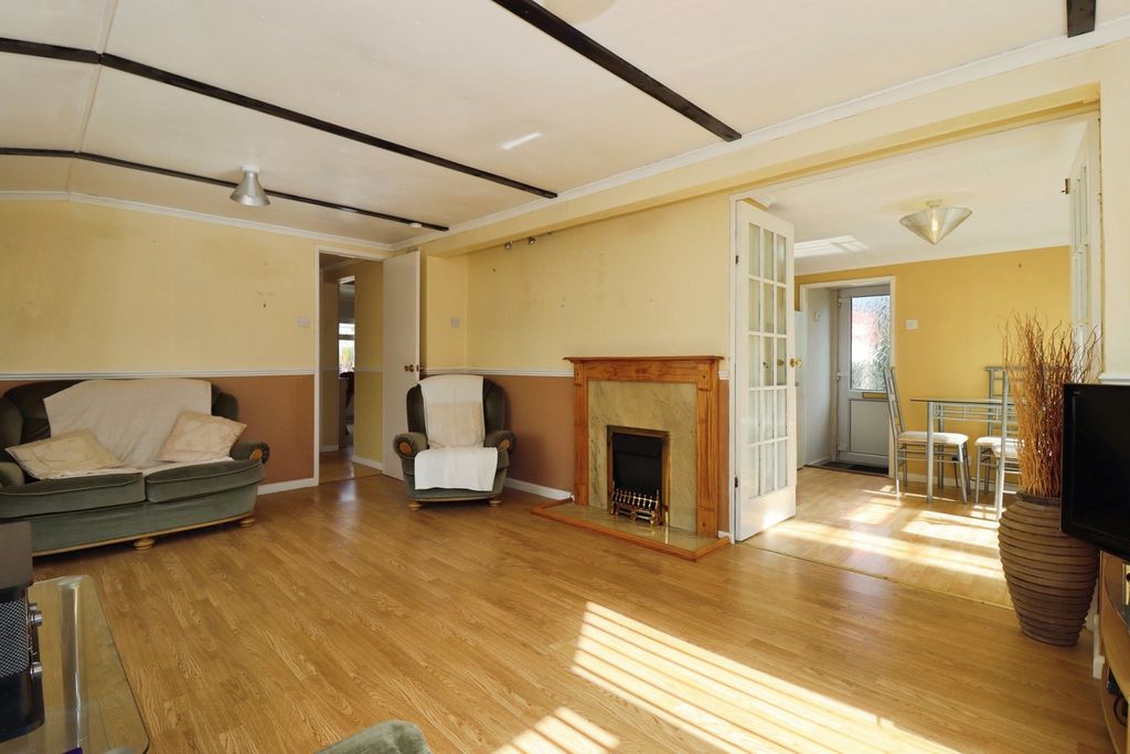 Property photo 2 of 18 Lounge