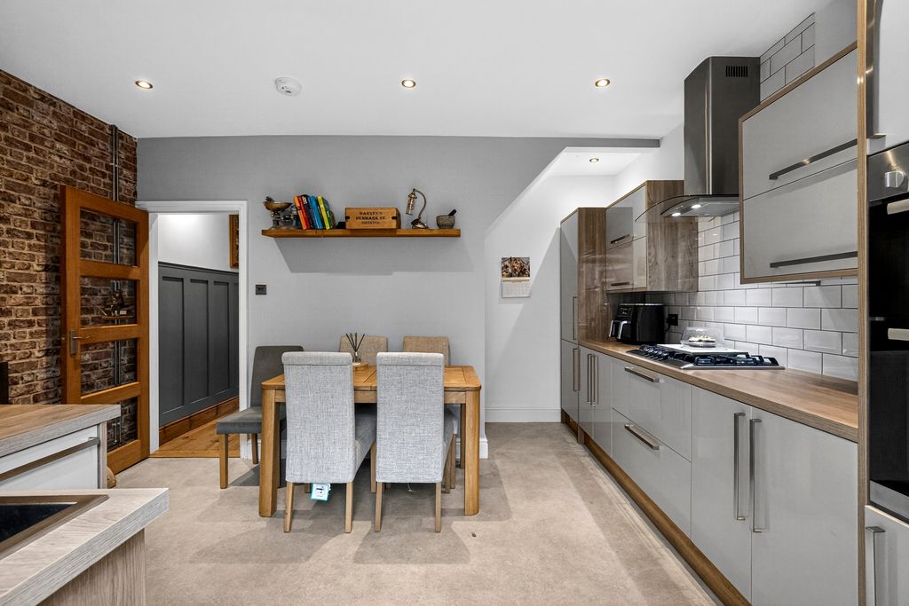 Property photo 3 of 20 Kitchen