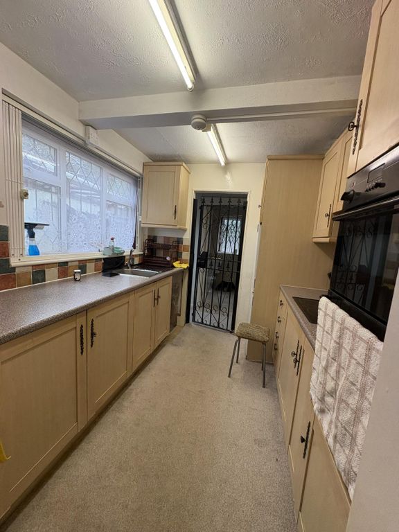 Property photo 3 of 8 Kitchen