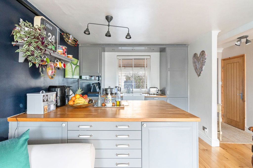 Property photo 3 of 27