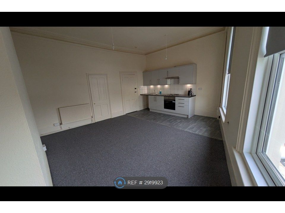 Property photo 2 of 10 Living Room / Kitchen