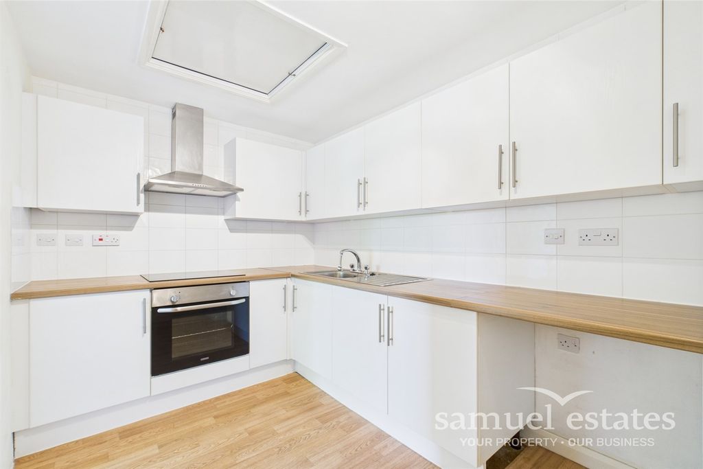 Property photo 3 of 12 Kitchen