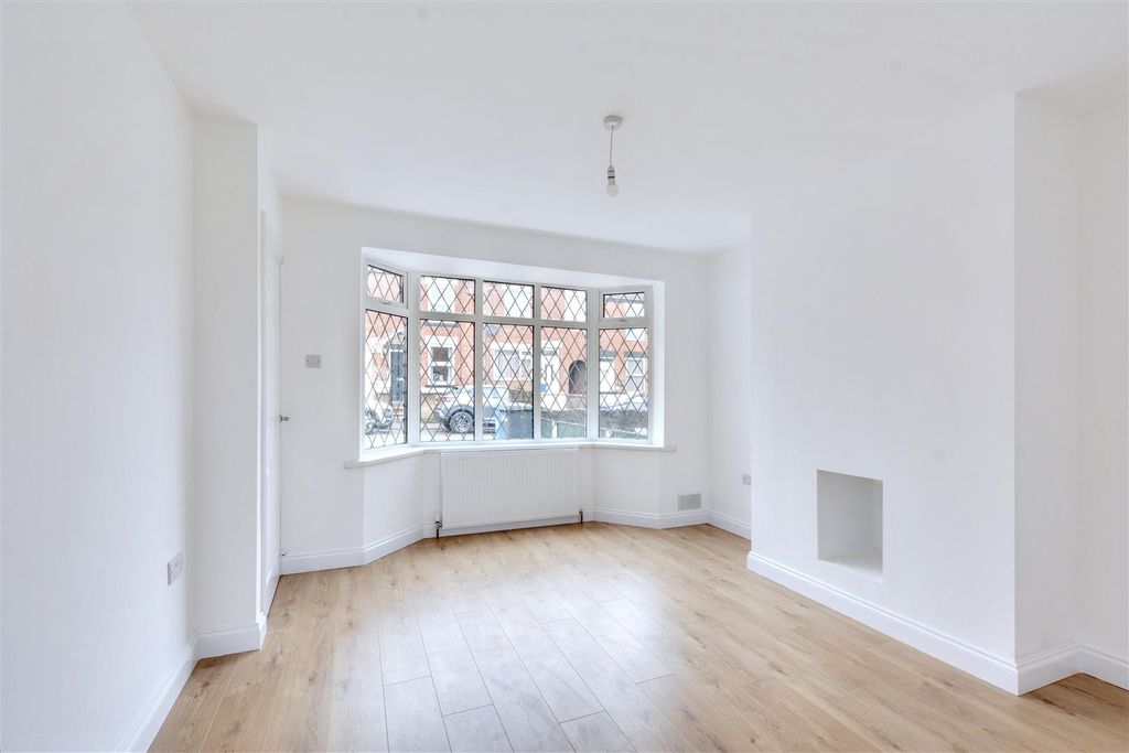 Property photo 3 of 18 Lounge_2.Jpeg