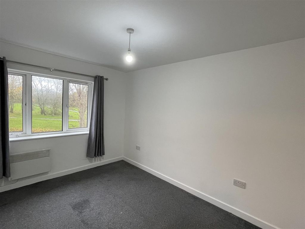 Property photo 3 of 5 Bedroom.Jpg