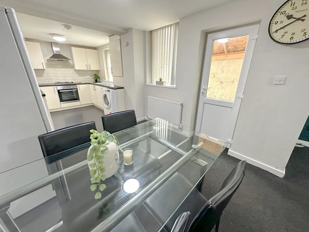 Apartment in Liverpool, Kensington Fields, Kensington - More