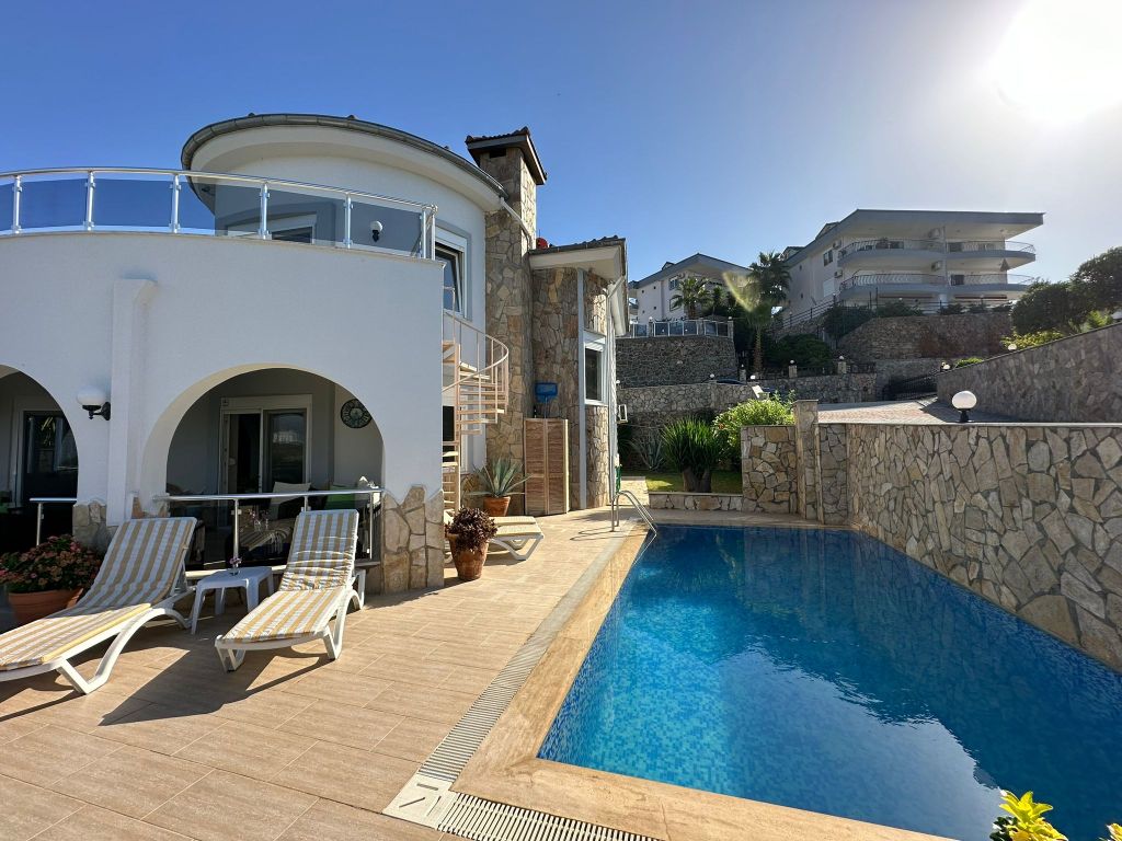 Property photo 2 of 25 Magnificent Property For Sale In Kargicak, Alanya - Shady Covered Terrace Next To The Private Pool