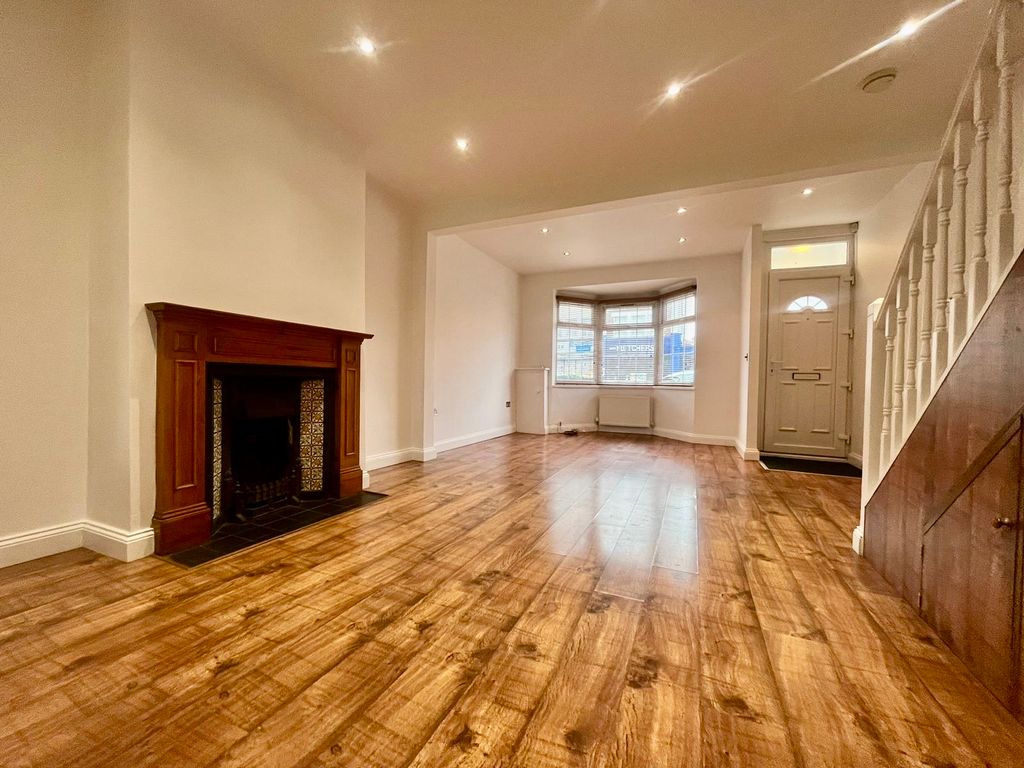 Property photo 3 of 14 99Aa8Eb7-9578-459d-82Db-F47B63Abec8F