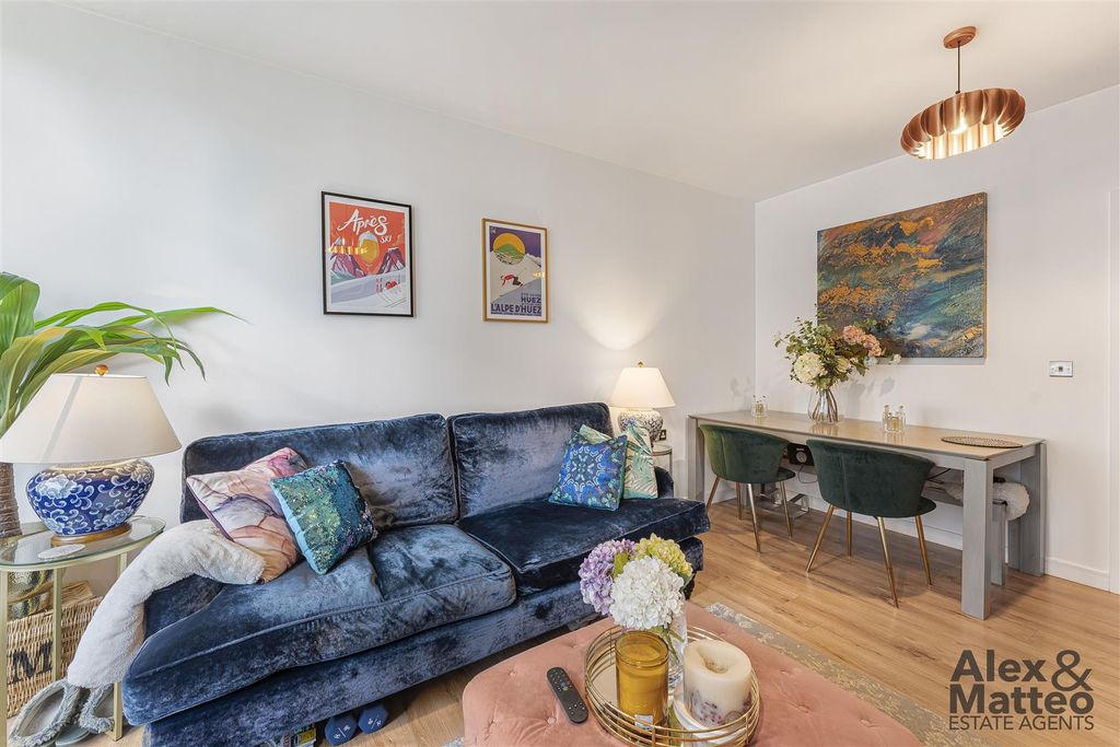 Property photo 3 of 21 Sequoia House