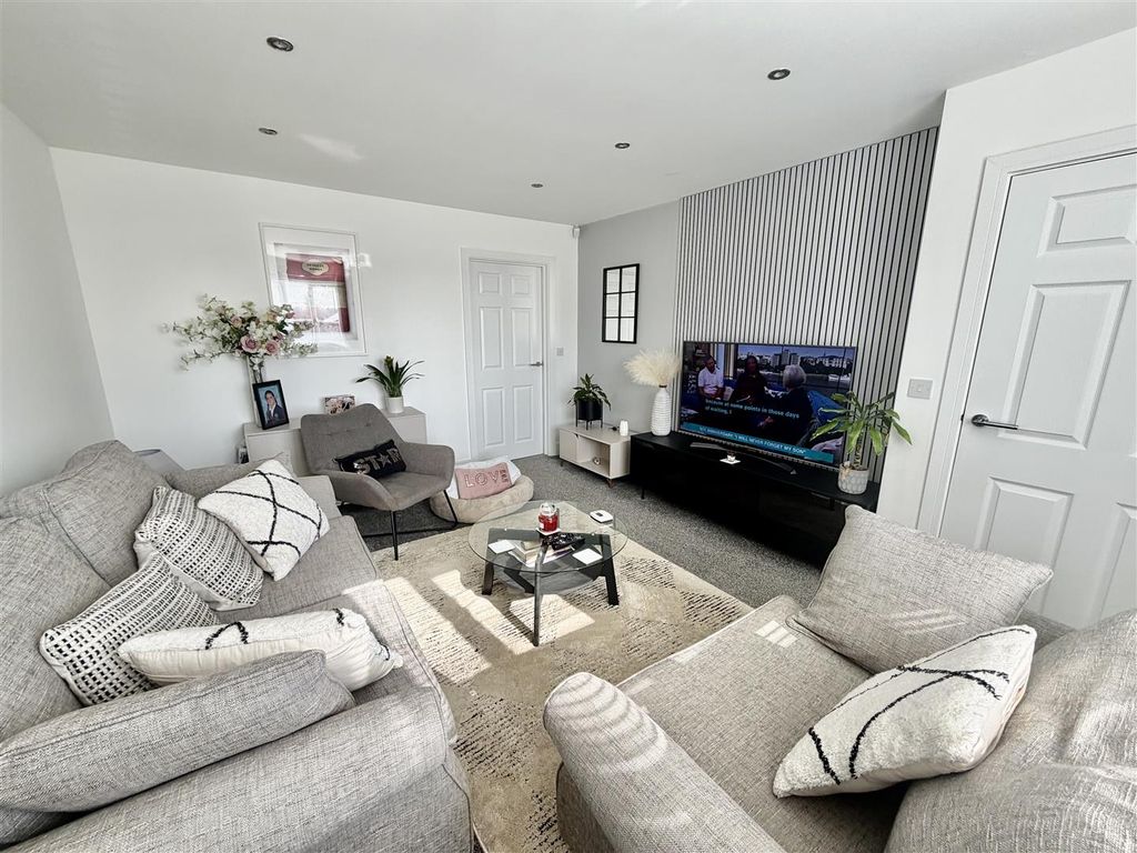 Property photo 3 of 18 Lounge