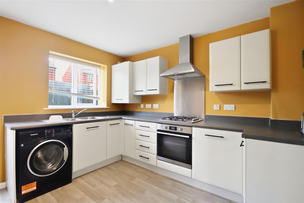 Property photo 3 of 12 Kitchen/Diner