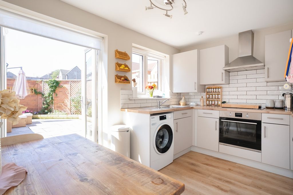 Property photo 2 of 18 5303775