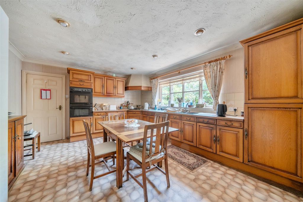 Property photo 3 of 16 Kitchen (2).Jpg