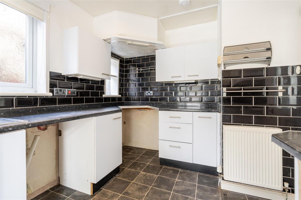 Property photo 3 of 9 Kitchen