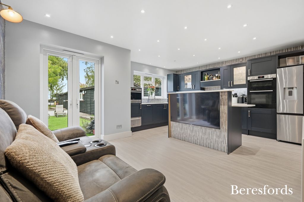 Property photo 2 of 39 Picture No. 27