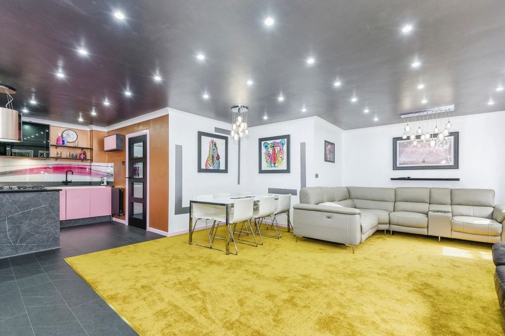 Property photo 1 of 19 Living Room