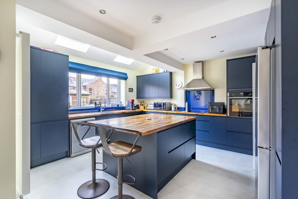 Property photo 2 of 19 Kitchen