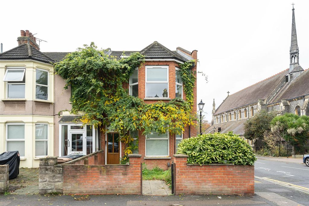 Property photo 1 of 17 Poppleton Road, E11