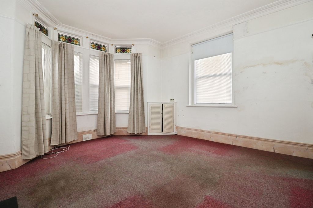 Property photo 2 of 22 Lounge