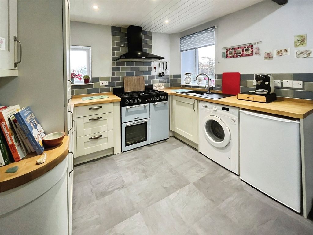 Property photo 3 of 14 Kitchen