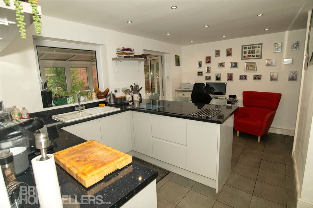 Property photo 2 of 18 Picture No. 17