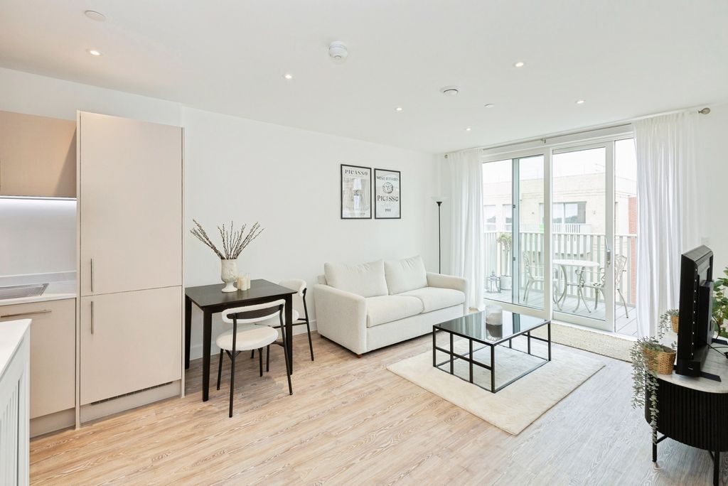 Property photo 3 of 18 Pbox-Img.Jpg