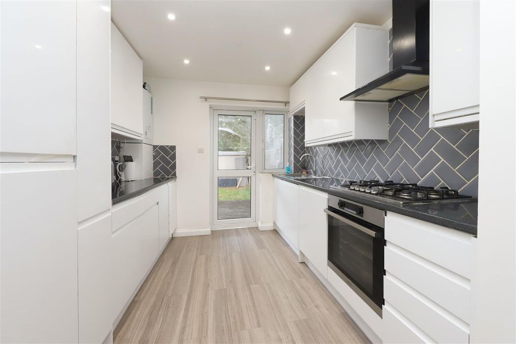 Property photo 2 of 14 Canterbury Road