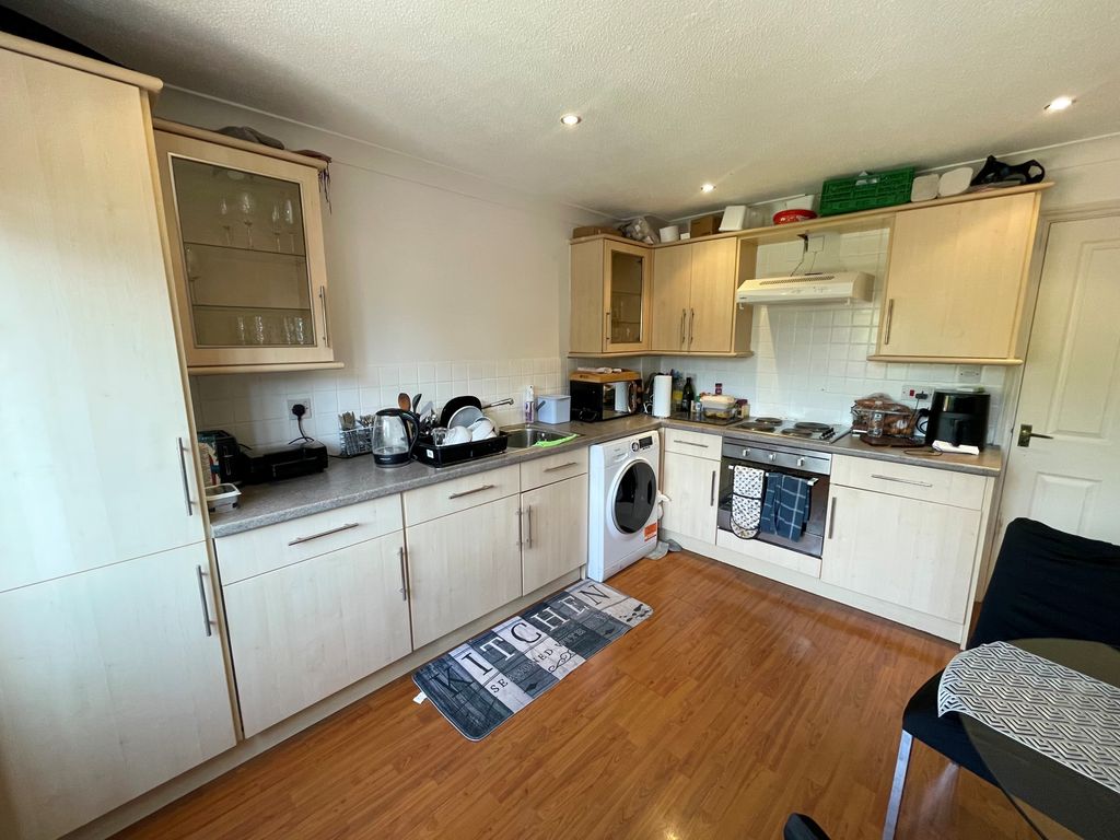 Property photo 3 of 8 Kitchen