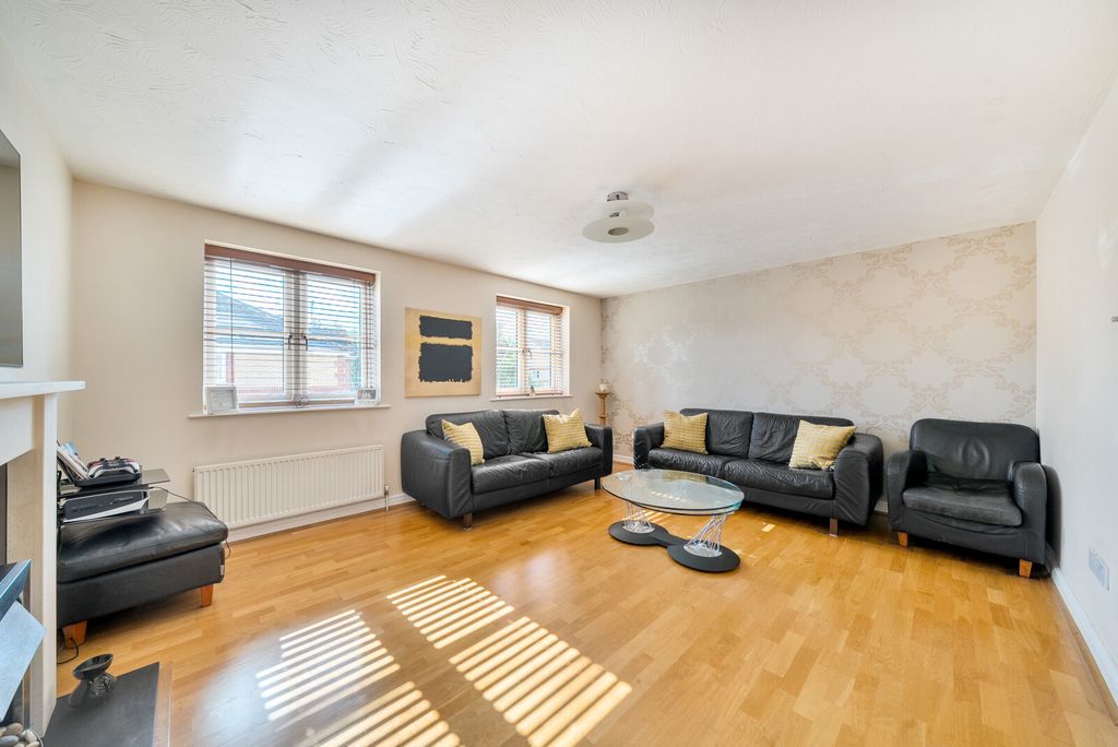 Property photo 2 of 18 Sitting Room