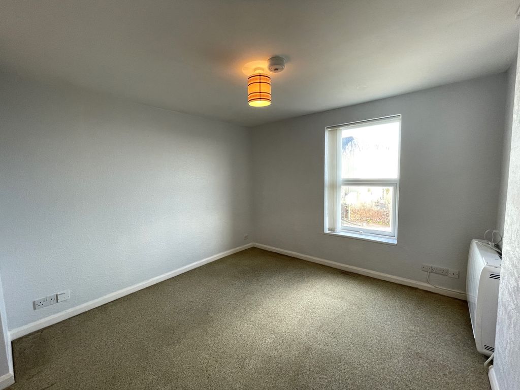 Property photo 2 of 6 Lounge (1)