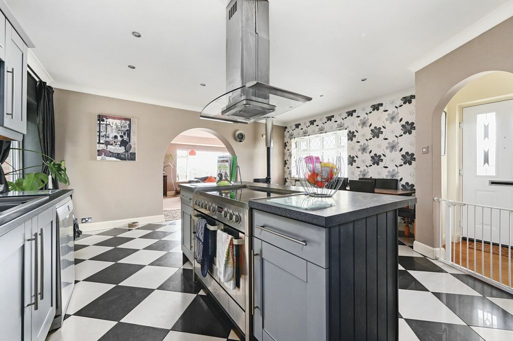 Property photo 3 of 21 Kitchen