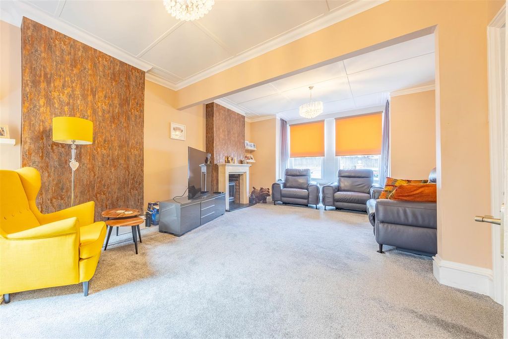 Property photo 2 of 32 Lounge