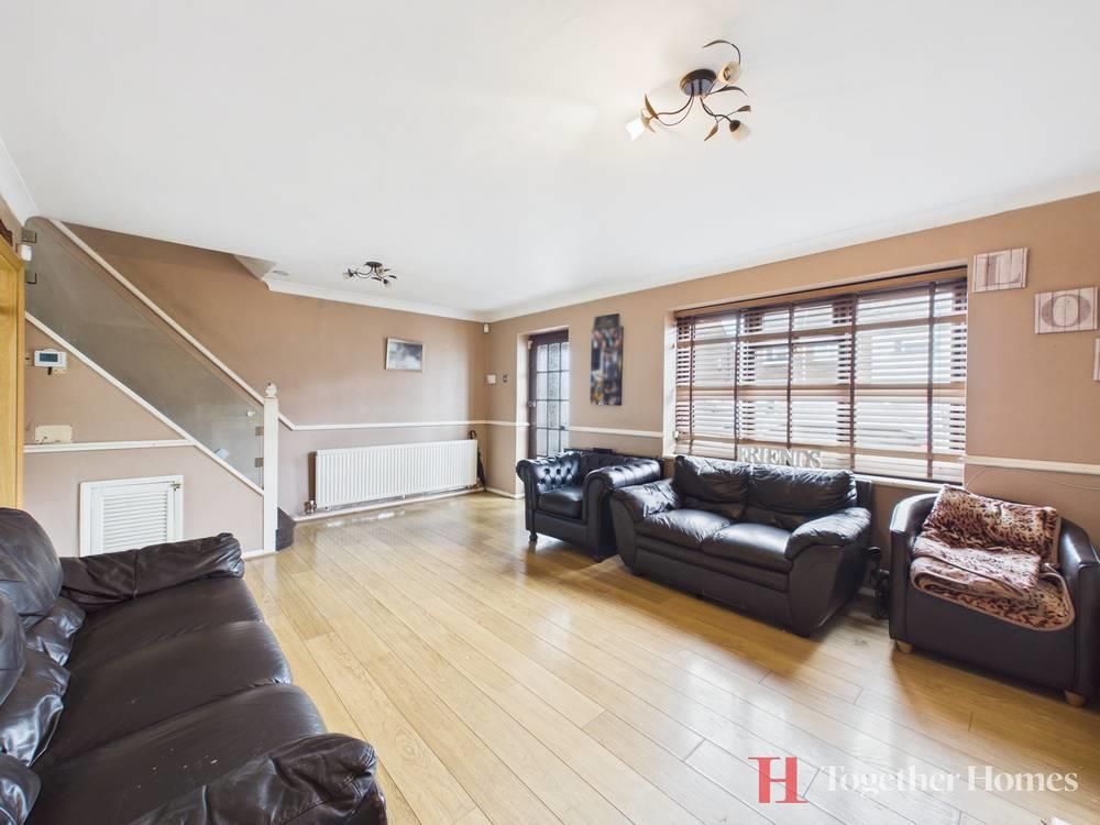 Property photo 3 of 18 Lounge