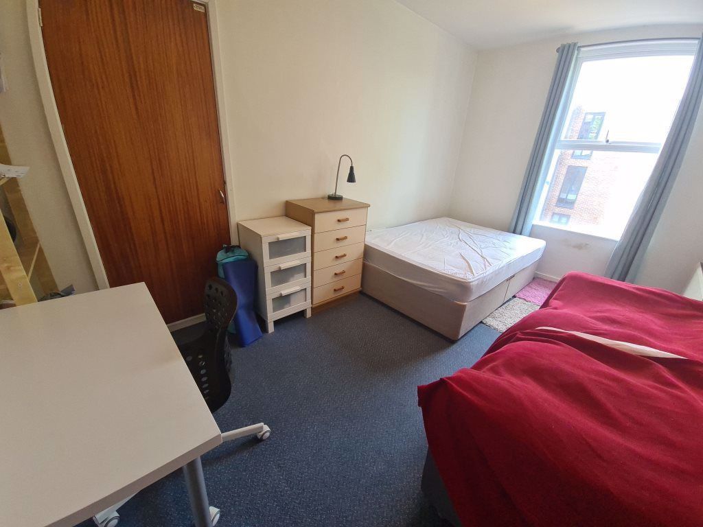 Property photo 1 of 5 Bright, Tidy Double Bedroom With A Large Window, d...