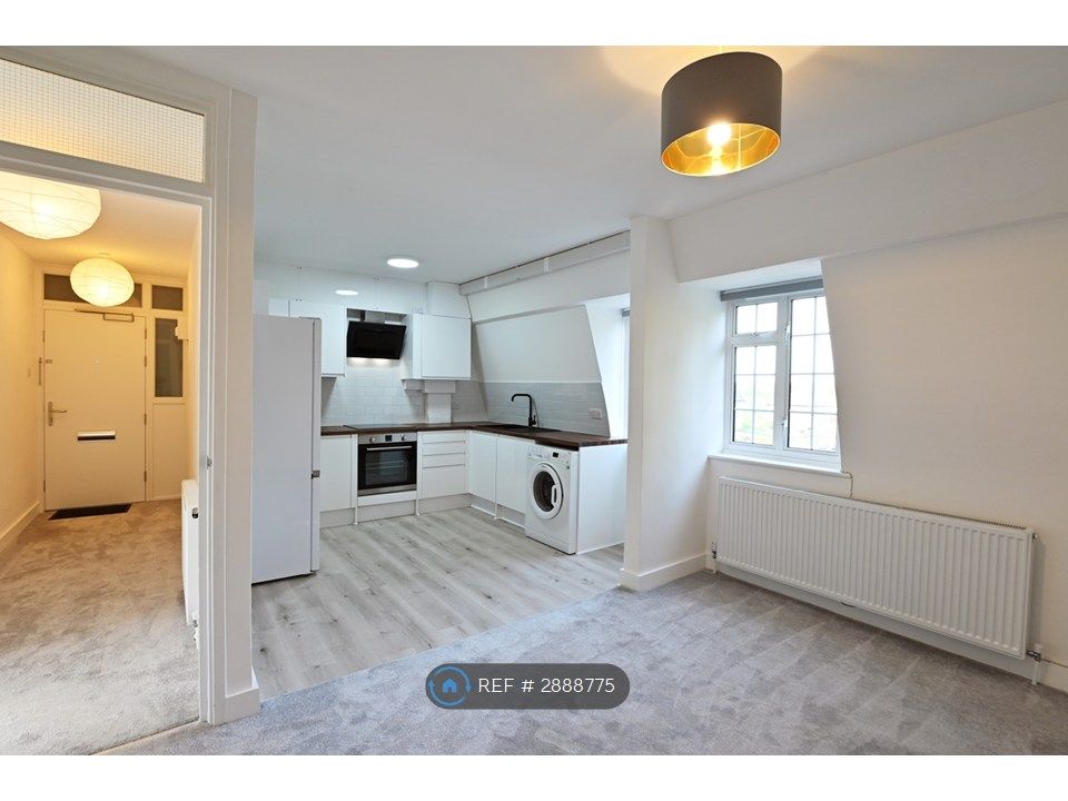 Property photo 3 of 18 Entrance/Kitchen/Livingroom