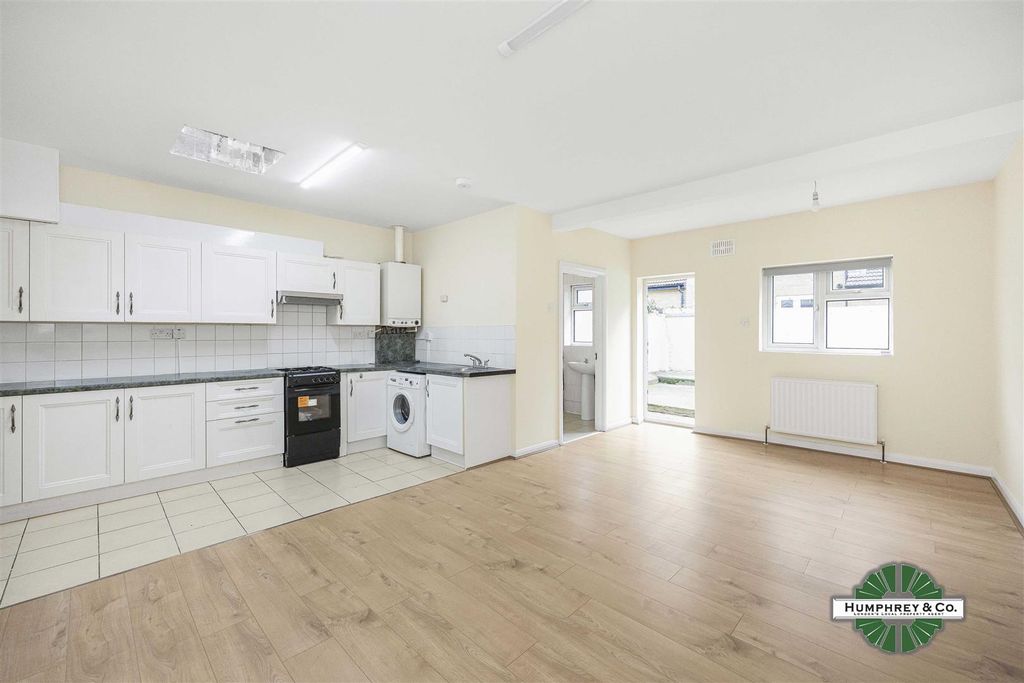 Property photo 3 of 25 93 Grove Green Road -007.Jpg