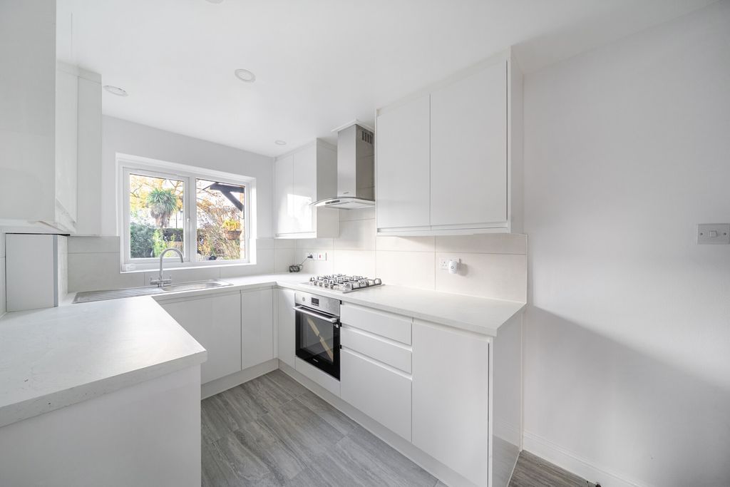 Property photo 3 of 11 1386051-10-692999...