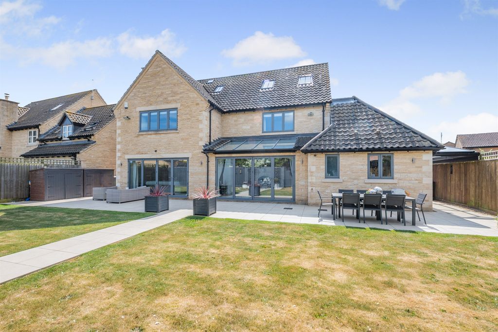 Property photo 2 of 19