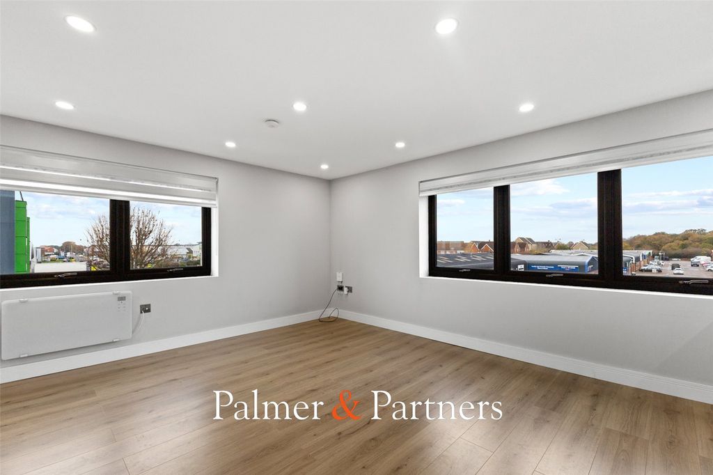 Property photo 3 of 16 Picture No. 32