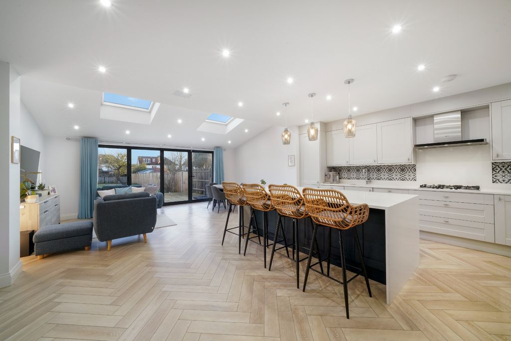 Property photo 2 of 18 4826013