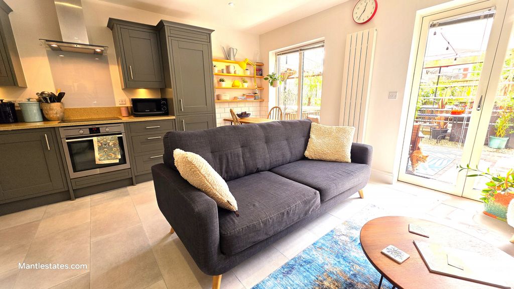 Property photo 3 of 18 Lounge Area