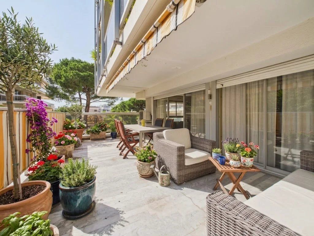Property photo 1 of 13 Juan-Les-Pins – 2-Bedroom Apartment With Large Terrace, Garage, And Pool